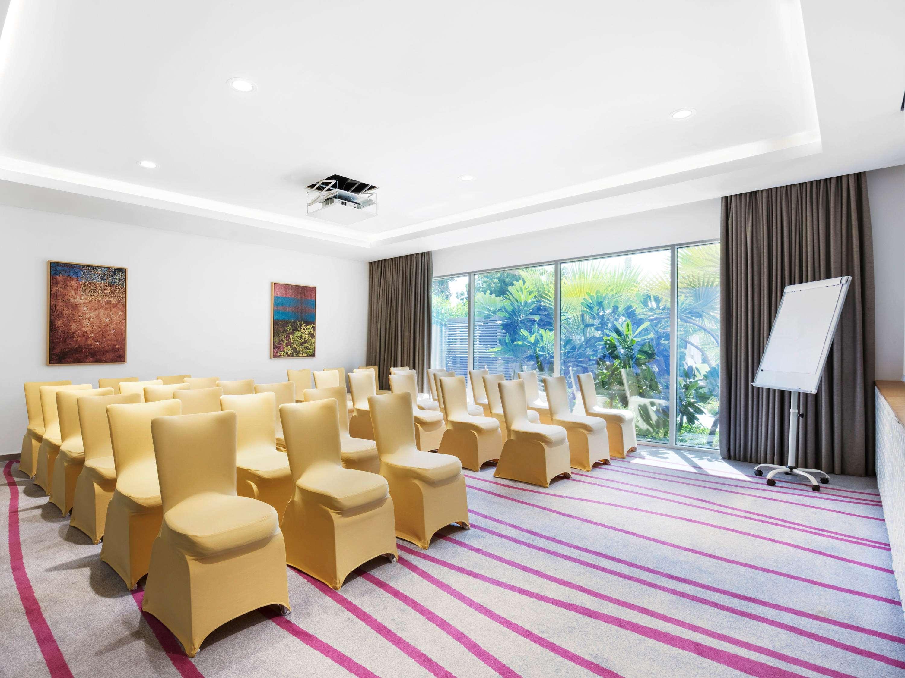 Mercure Sohar Bagian luar foto